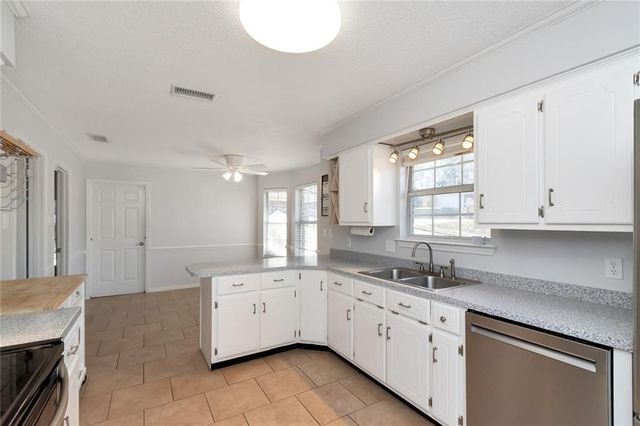 430 Lakeview Drive, Mobile, AL 36695