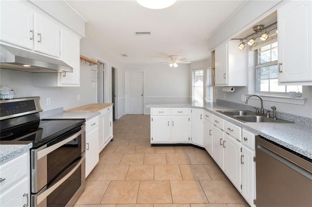 430 Lakeview Drive, Mobile, AL 36695