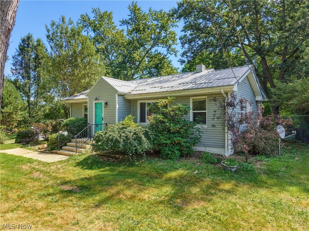 7091 Akron Avenue NW, New Franklin, OH 44614