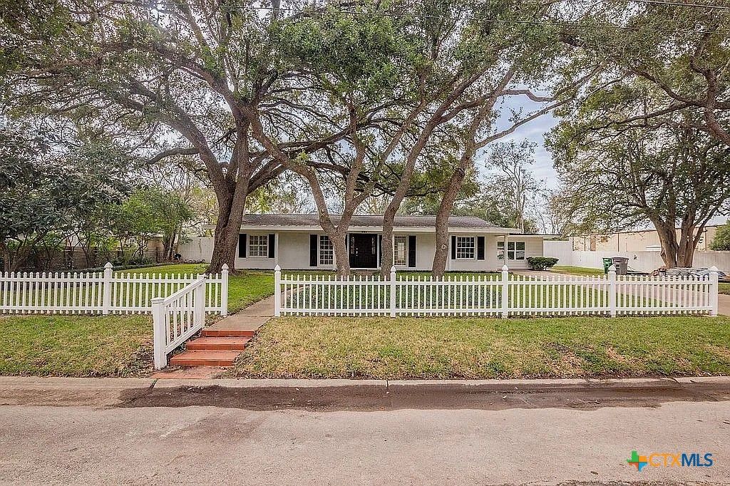 101 E Loma Vista Avenue, Victoria, TX 77901
