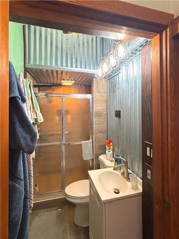 4217 Hillsville Rd, Pulaski Twp, PA 16143