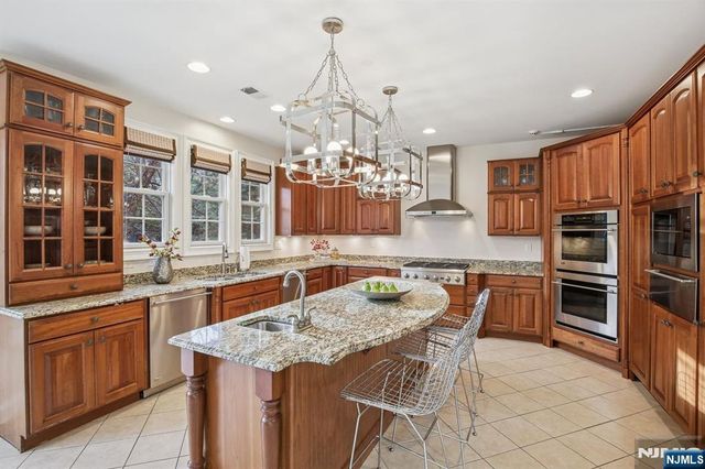 8 Arbor Road, North Caldwell, NJ 07006