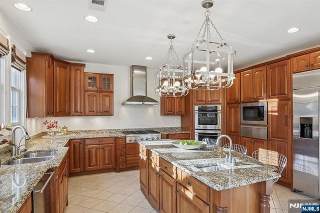 8 Arbor Road, North Caldwell, NJ 07006