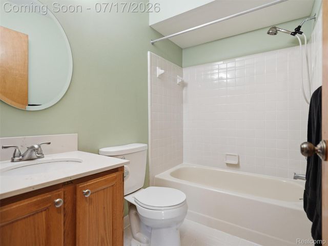 49139 Conway Court 25, Shelby Charter Township, MI 48315
