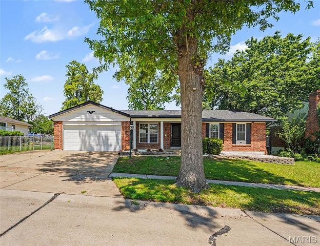 2765 Cathedral Drive, St Louis, MO 63129
