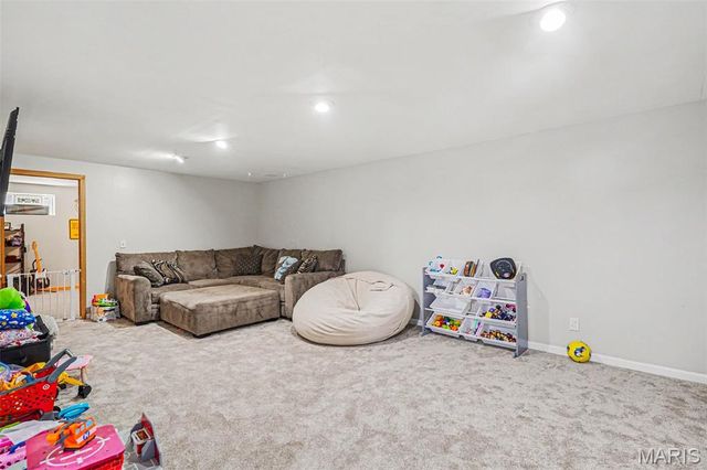 2765 Cathedral Drive, St Louis, MO 63129