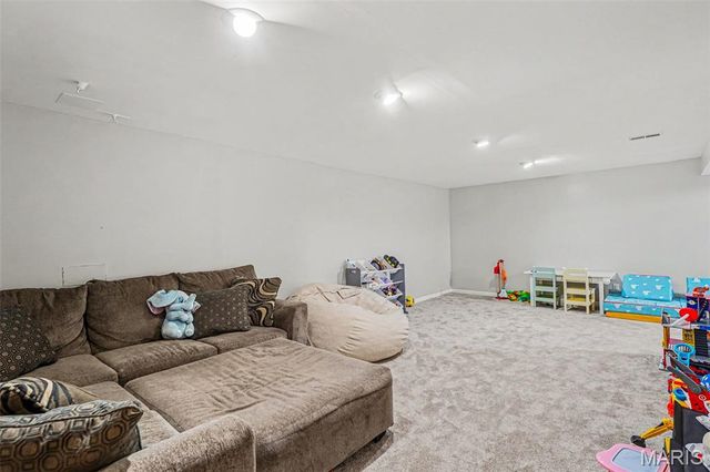 2765 Cathedral Drive, St Louis, MO 63129