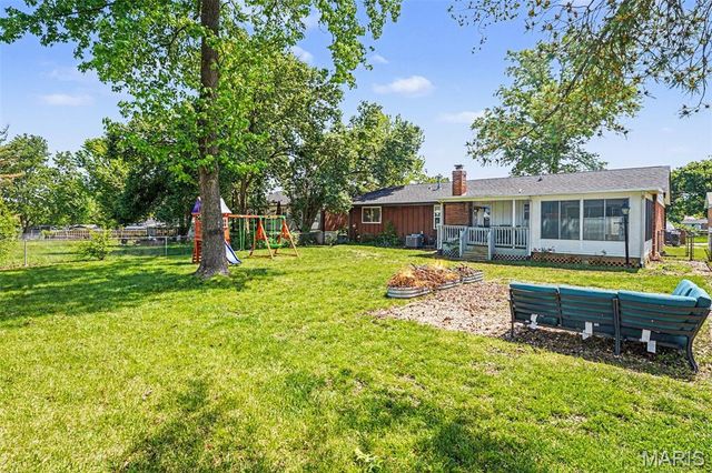 2765 Cathedral Drive, St Louis, MO 63129