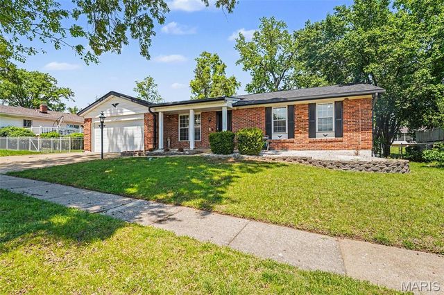 2765 Cathedral Drive, St Louis, MO 63129