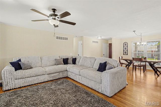 2765 Cathedral Drive, St Louis, MO 63129