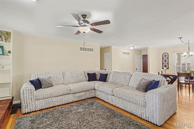 2765 Cathedral Drive, St Louis, MO 63129