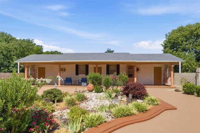 735 W Holiday Lane, Claremore, OK 74017
