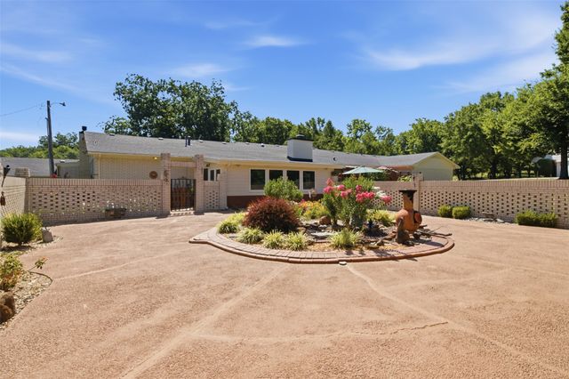 735 W Holiday Lane, Claremore, OK 74017