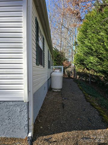 129 Oak Trails Pass, Leicester, NC 28748