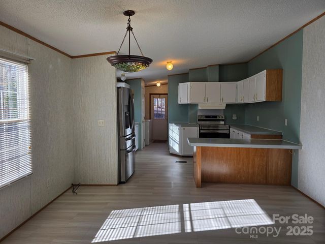 129 Oak Trails Pass, Leicester, NC 28748