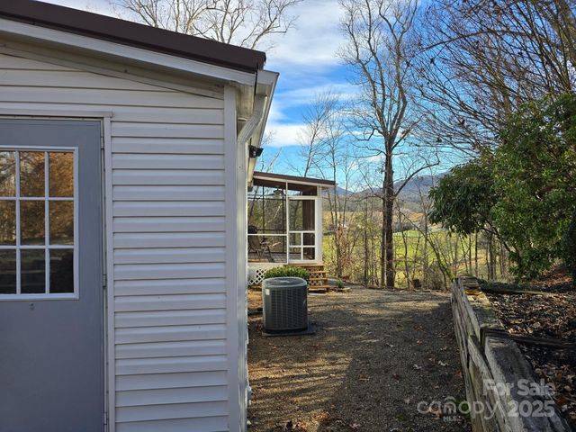 129 Oak Trails Pass, Leicester, NC 28748