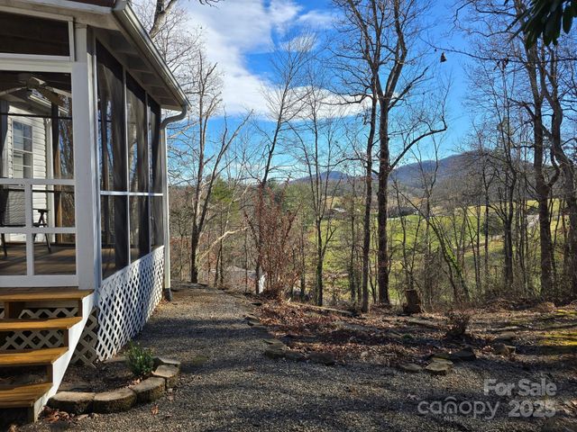 129 Oak Trails Pass, Leicester, NC 28748