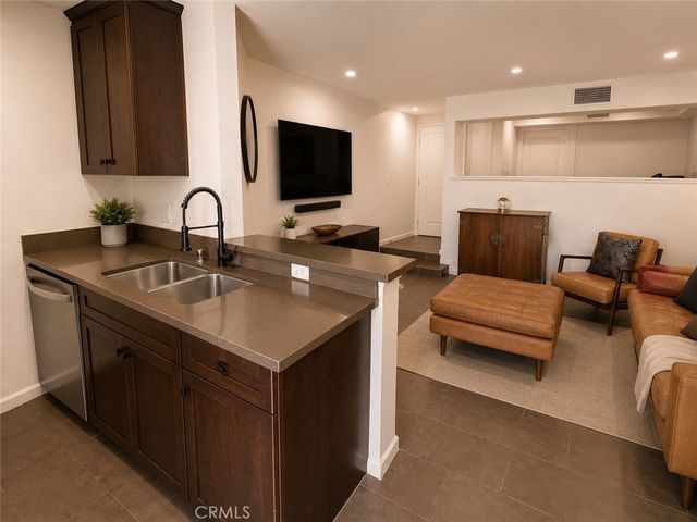 7320 Hawthorn Avenue 318, Los Angeles, CA 90046