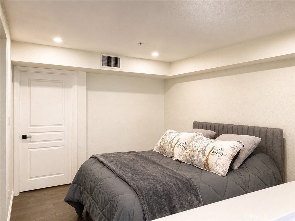 Image 10 of property listing at 7320 Hawthorn Avenue 318, Los Angeles, CA 90046