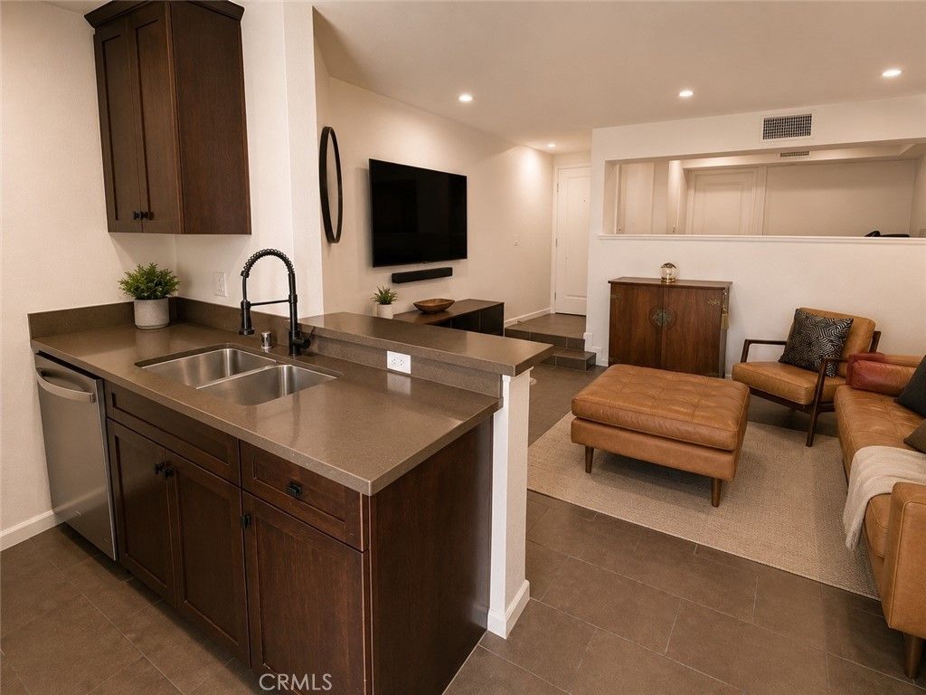 Image 17 of property listing at 7320 Hawthorn Avenue 318, Los Angeles, CA 90046