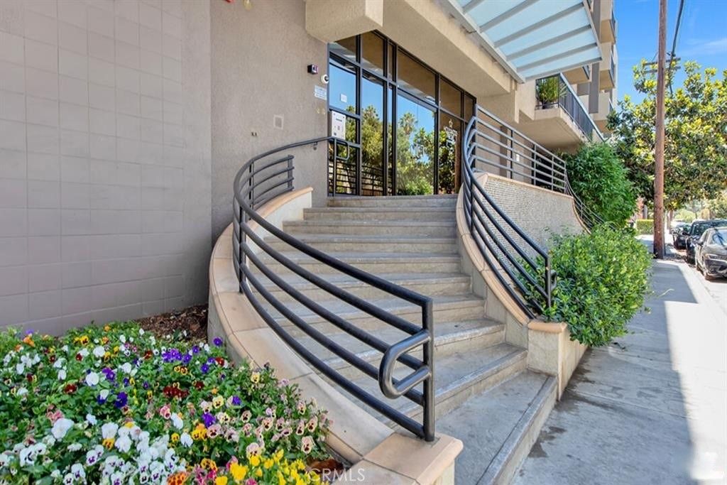 Image 19 of property listing at 7320 Hawthorn Avenue 318, Los Angeles, CA 90046