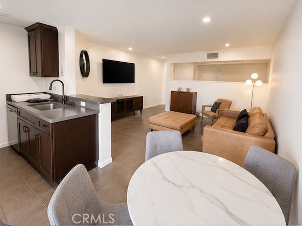 Image 2 of property listing at 7320 Hawthorn Avenue 318, Los Angeles, CA 90046