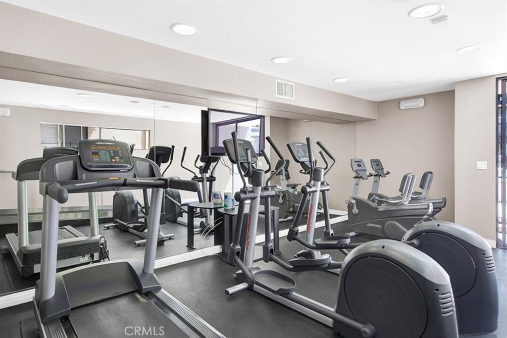 Image 24 of property listing at 7320 Hawthorn Avenue 318, Los Angeles, CA 90046