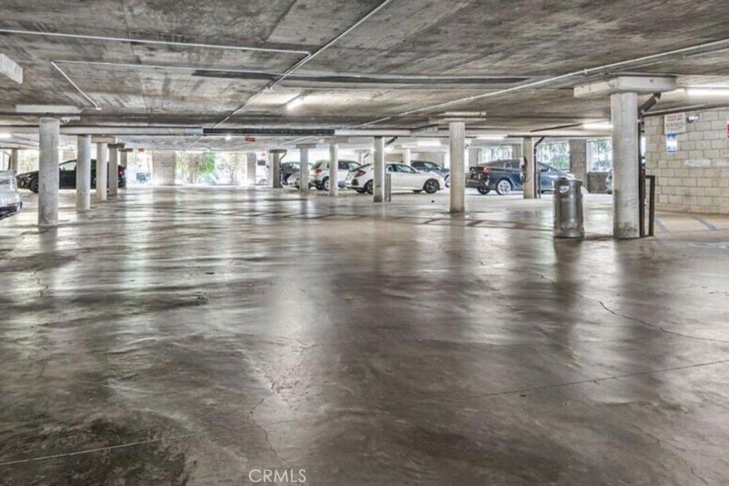Image 26 of property listing at 7320 Hawthorn Avenue 318, Los Angeles, CA 90046