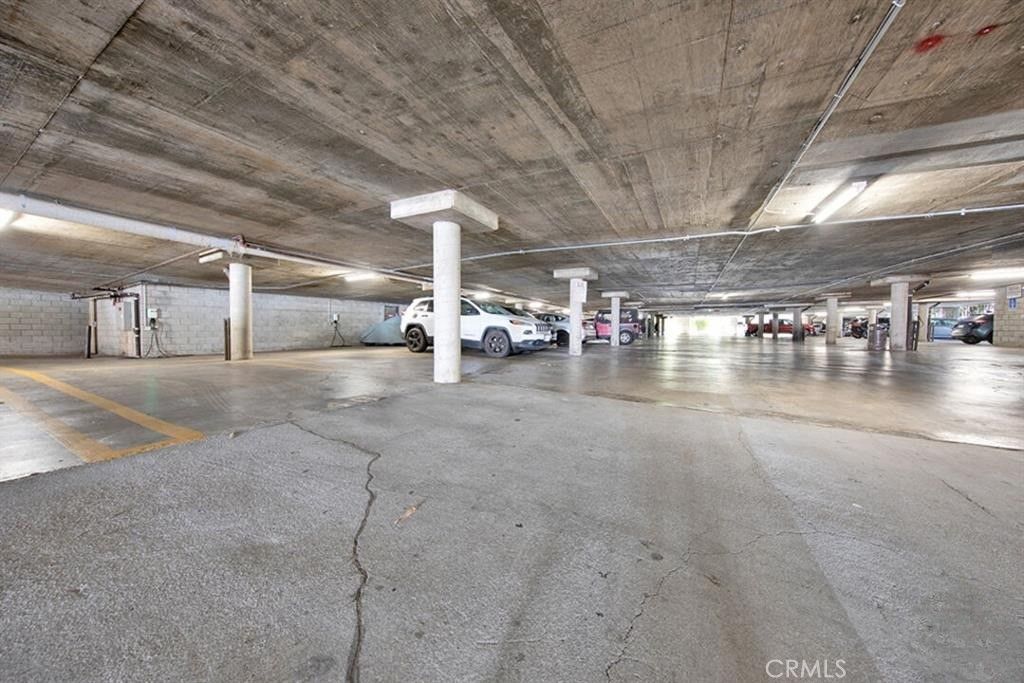 Image 27 of property listing at 7320 Hawthorn Avenue 318, Los Angeles, CA 90046