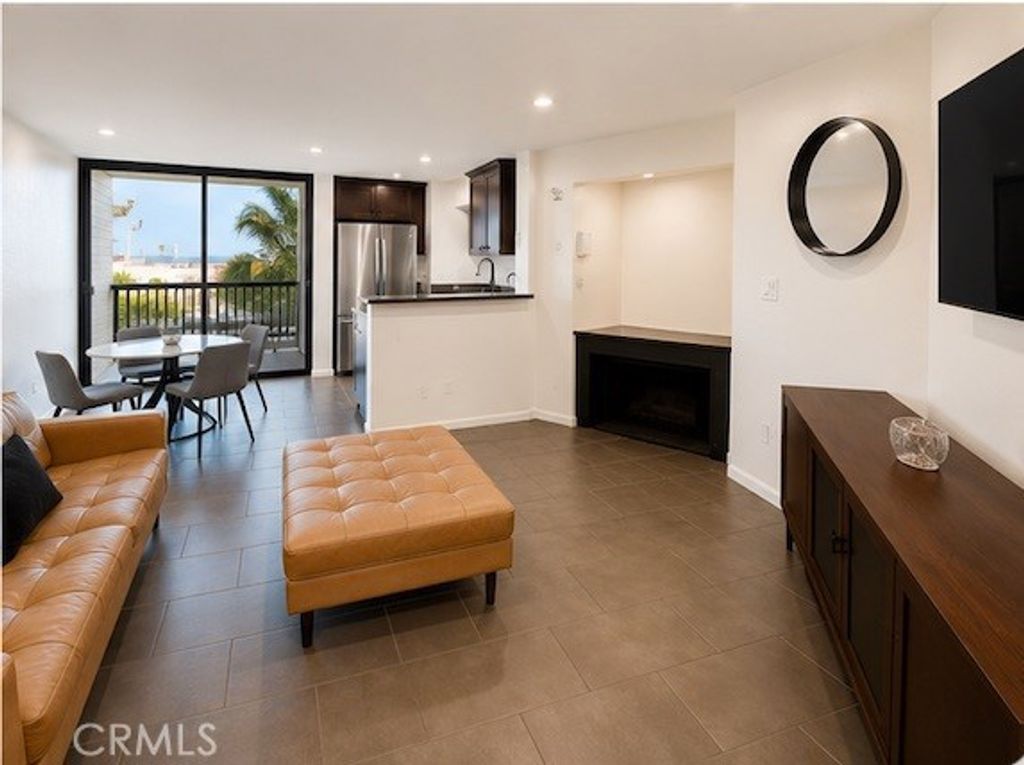 Image 3 of property listing at 7320 Hawthorn Avenue 318, Los Angeles, CA 90046