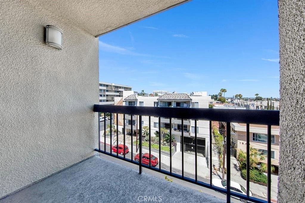 Image 4 of property listing at 7320 Hawthorn Avenue 318, Los Angeles, CA 90046