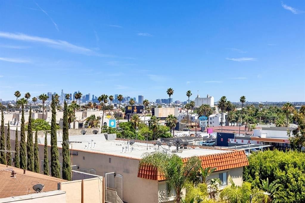 Image 5 of property listing at 7320 Hawthorn Avenue 318, Los Angeles, CA 90046