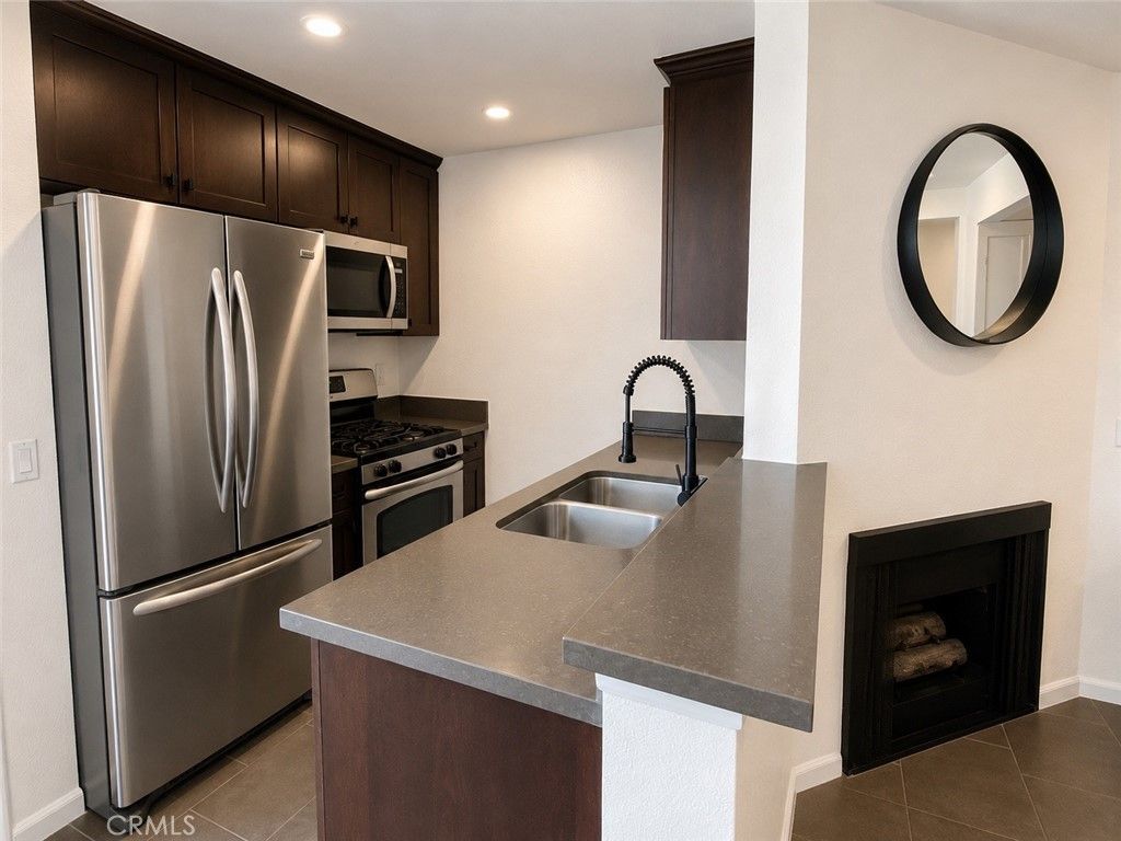 Image 6 of property listing at 7320 Hawthorn Avenue 318, Los Angeles, CA 90046