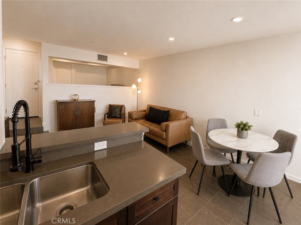 Image 7 of property listing at 7320 Hawthorn Avenue 318, Los Angeles, CA 90046