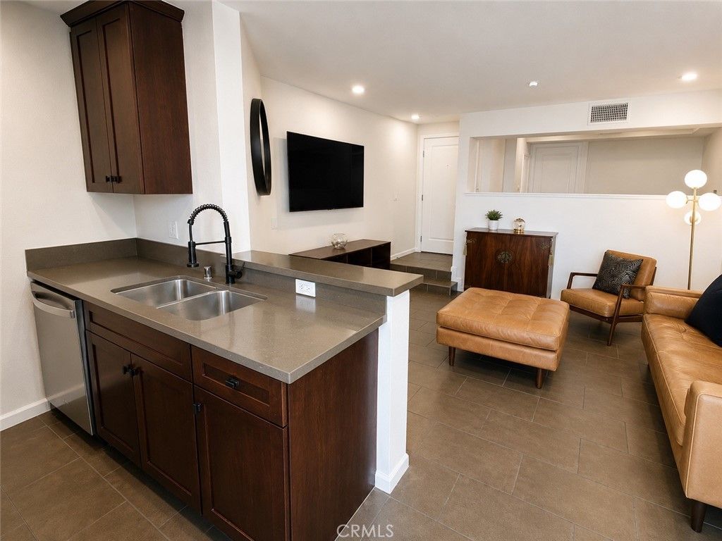 Image 8 of property listing at 7320 Hawthorn Avenue 318, Los Angeles, CA 90046