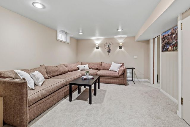 1843 Highland Parkway, Saint Paul, MN 55116