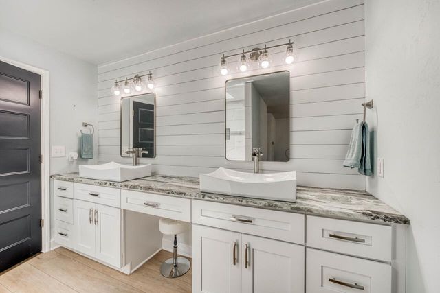 200 Free Rein 10, Horseshoe Bay, TX 78657