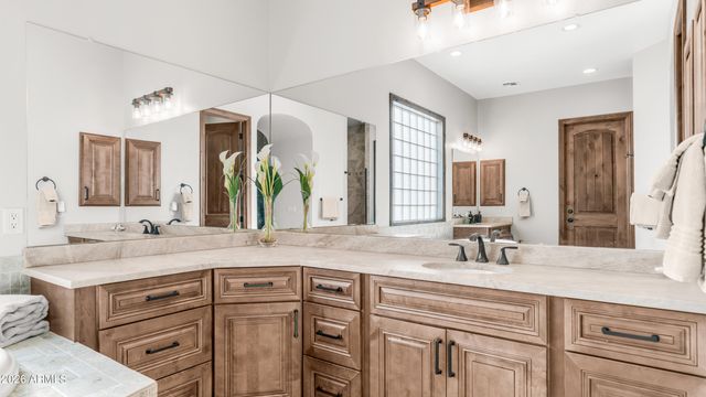 6714 W BURGESS Lane, Laveen, AZ 85339