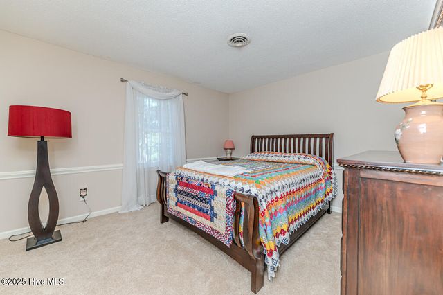 100 E Hedgelawn Way, Southern Pines, NC 28387
