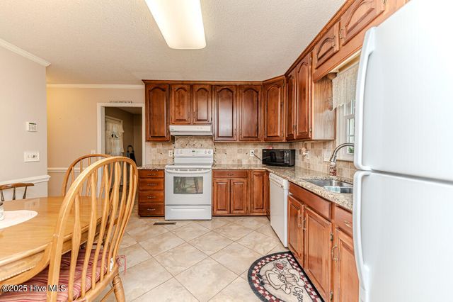 100 E Hedgelawn Way, Southern Pines, NC 28387
