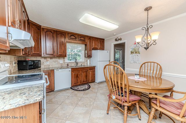 100 E Hedgelawn Way, Southern Pines, NC 28387