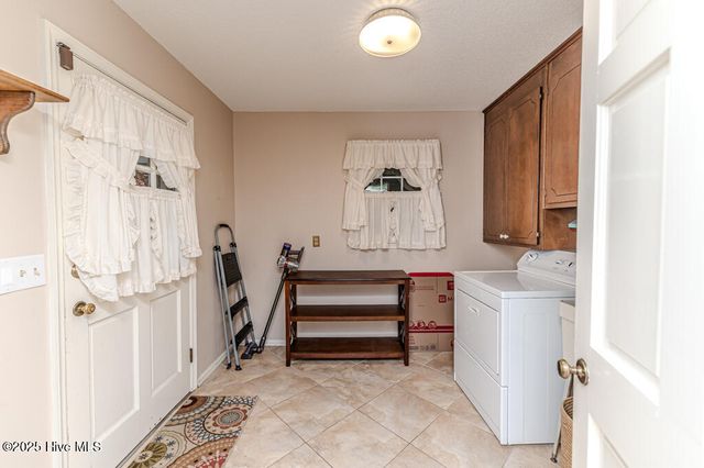 100 E Hedgelawn Way, Southern Pines, NC 28387