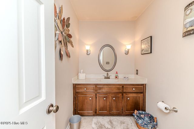100 E Hedgelawn Way, Southern Pines, NC 28387