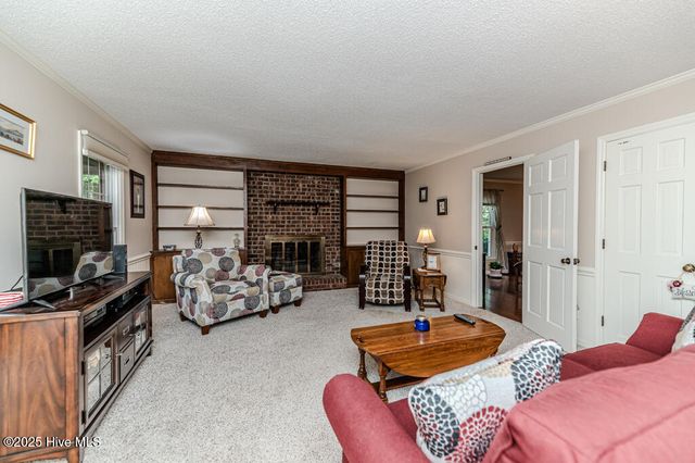 100 E Hedgelawn Way, Southern Pines, NC 28387