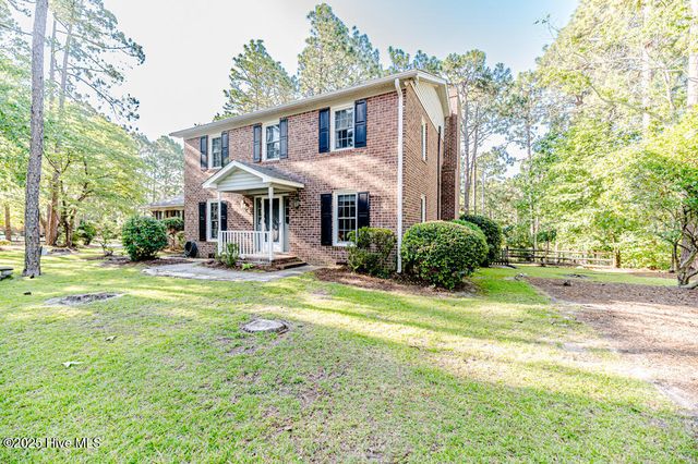 100 E Hedgelawn Way, Southern Pines, NC 28387