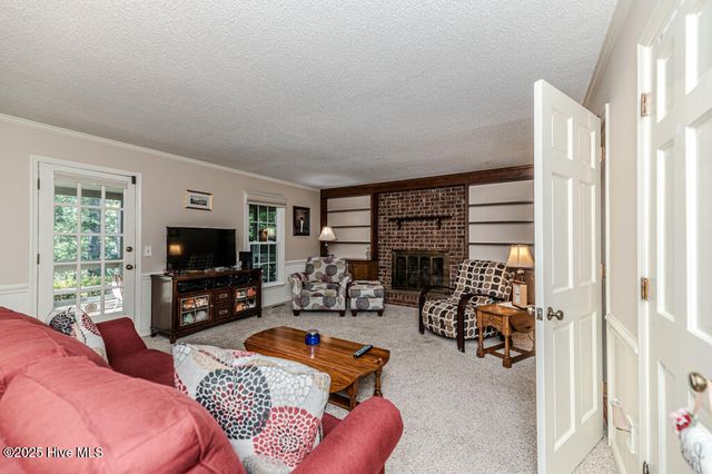100 E Hedgelawn Way, Southern Pines, NC 28387
