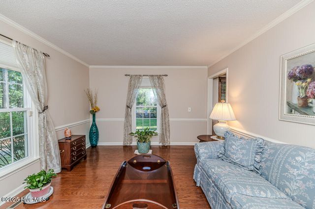 100 E Hedgelawn Way, Southern Pines, NC 28387