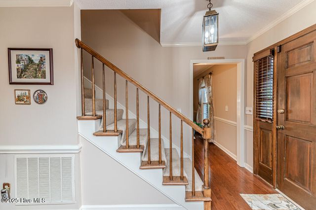 100 E Hedgelawn Way, Southern Pines, NC 28387