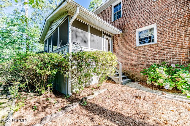 100 E Hedgelawn Way, Southern Pines, NC 28387