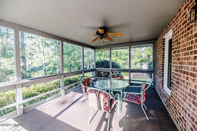100 E Hedgelawn Way, Southern Pines, NC 28387